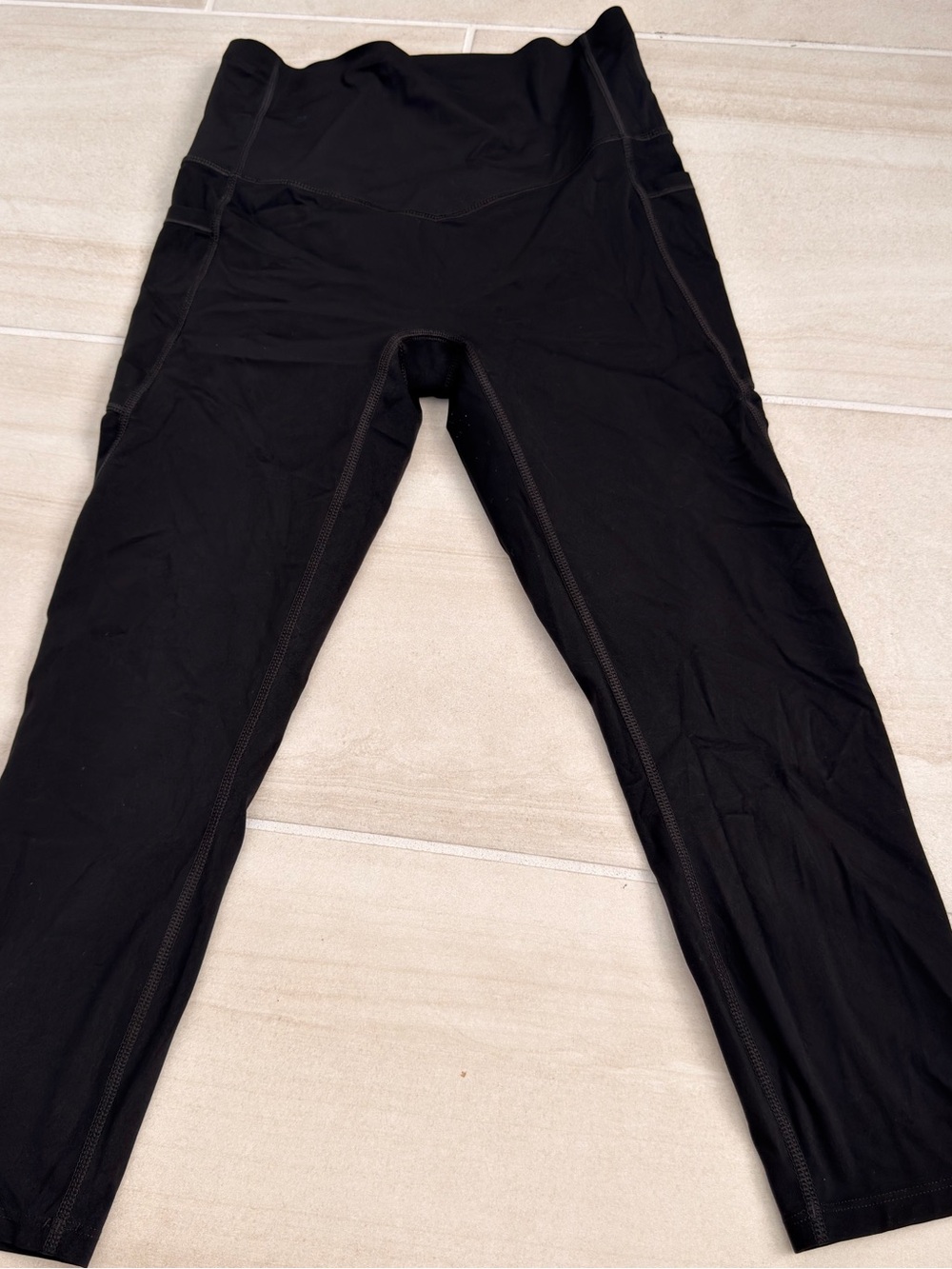 HALARA Black High-Waist Leggings with Side Pockets - Athletic Fit